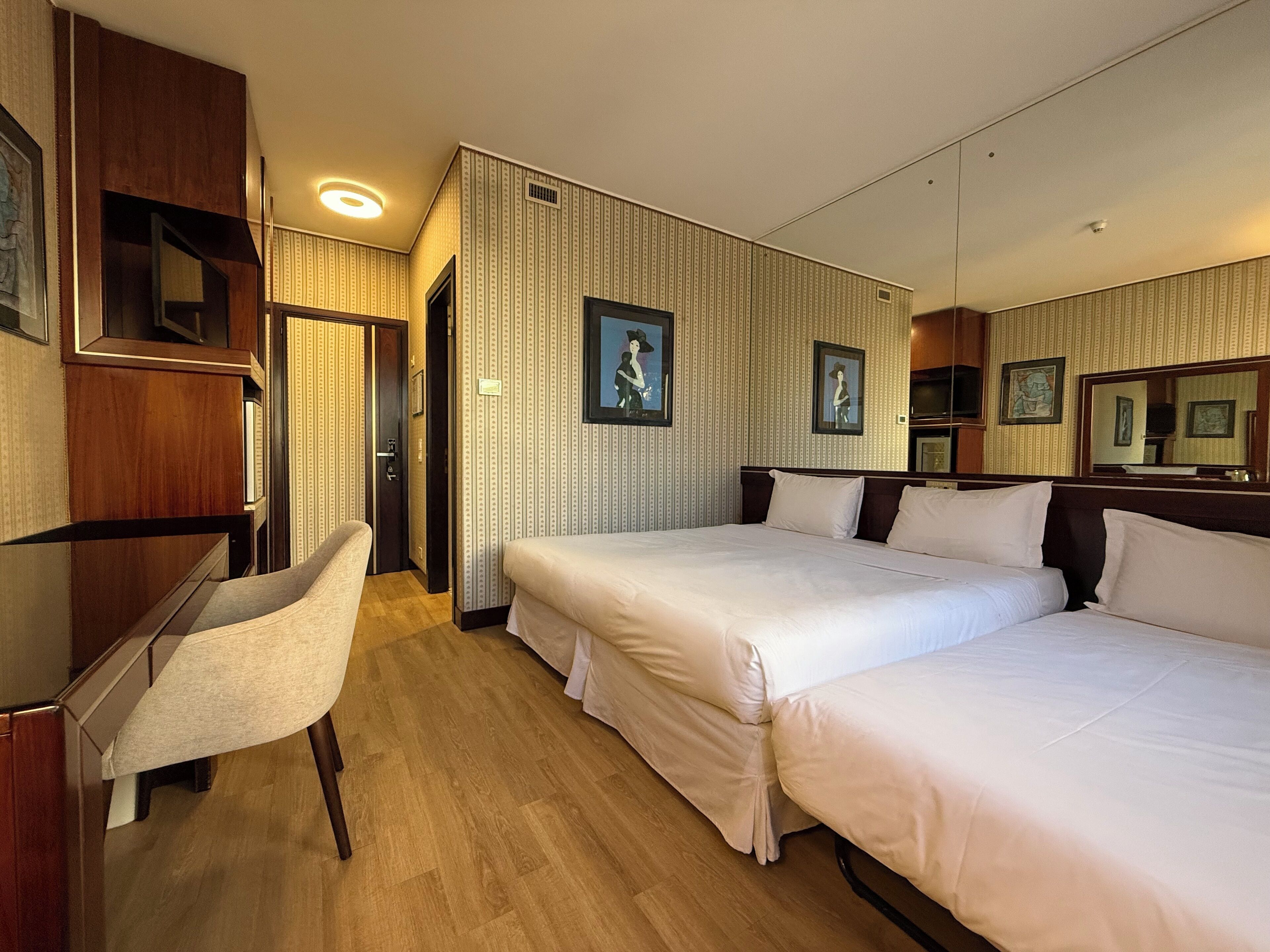 Tremannsrom | Dundyner, memory foam-senger, minibar og safe på rommet