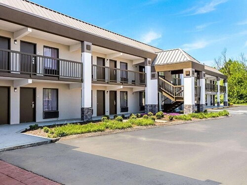 Farragut Inn & Suites