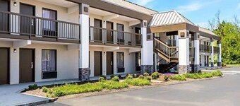 Farragut Inn & Suites