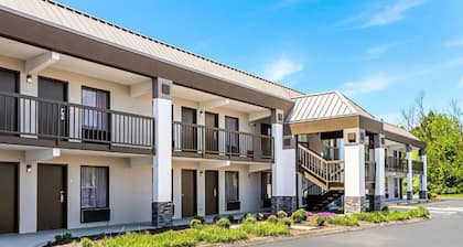 Farragut Inn & Suites