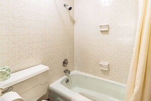 Standard Room, 1 Queen Bed, Non Smoking | Blackout drapes, free WiFi, bed sheets - Econolodge (Columbus)