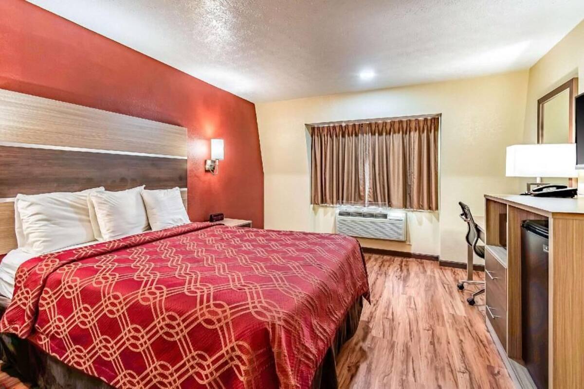Blackout drapes, free WiFi, bed sheets