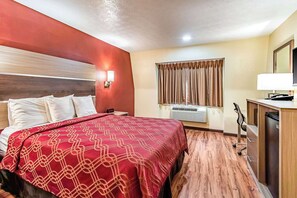 Standard Room, 1 Queen Bed, Non Smoking | Blackout curtains, free WiFi, bed sheets