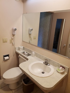 Badewanne, kostenlose Toilettenartikel, Handtücher, Seife