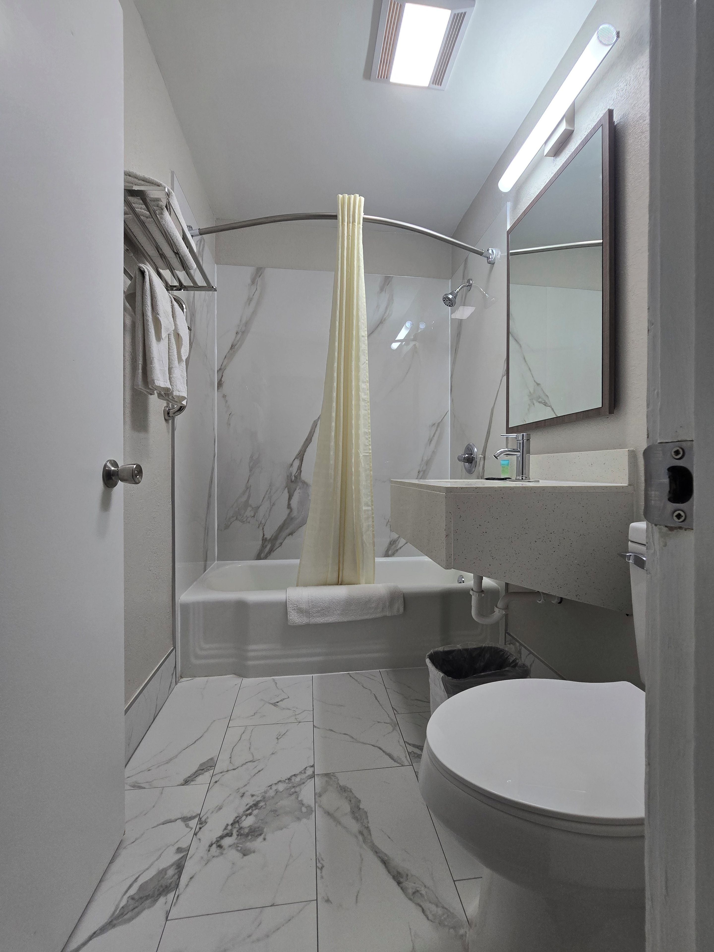 Habitación, 1 cama de matrimonio grande, no fumadores | Baño | Bañera, artículos de higiene personal gratuitos, toallas y jabón