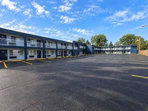 Un motel doté de nombreuses chambres, d’un parking et offrant une vue sur un ciel dégagé.