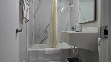 Quarto, 2 camas de casal, para não fumantes | Banheiro | Banheira, produtos de toalete grátis, toalhas de banho, sabonete
