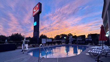 季节性开放的室外游泳池