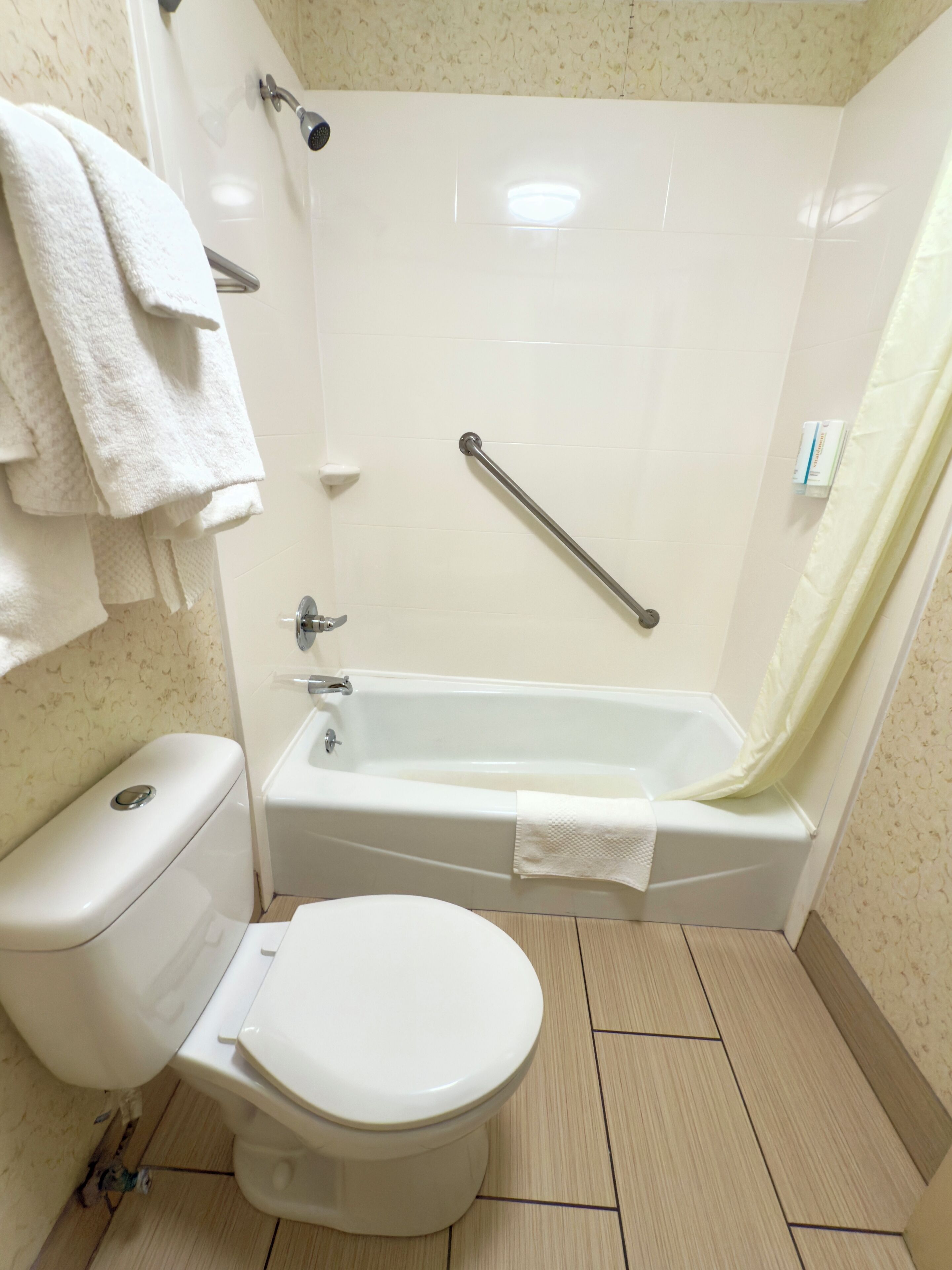 Un baño con inodoro, bañera y ducha.
