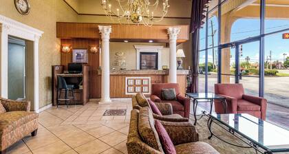 Econo Lodge Inn & Suites
