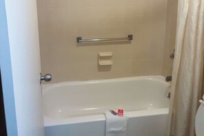 Habitación, 1 cama de matrimonio grande, accesible para personas con discapacidad, no fumadores | Colchones con acolchado adicional, caja fuerte, escritorio