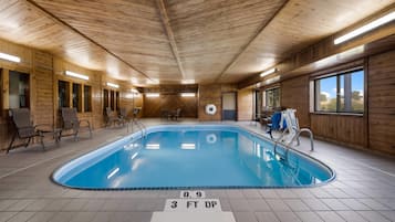 Een binnenzwembad, open van 07.00 uur tot 22.00 uur, en ligstoelen