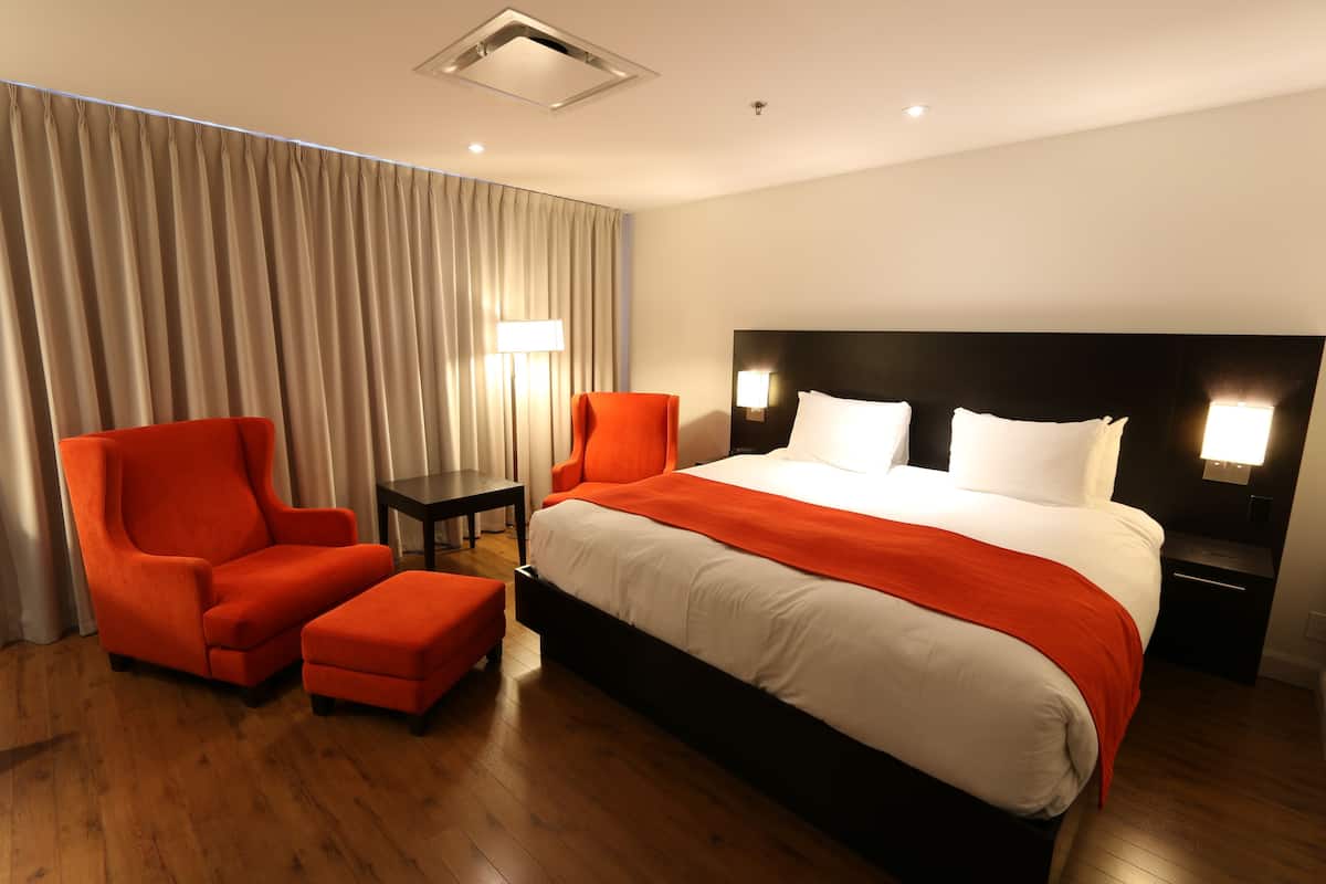 Työpöytä, silitysrauta/-lauta, vauvansängyt, lisävuoteet