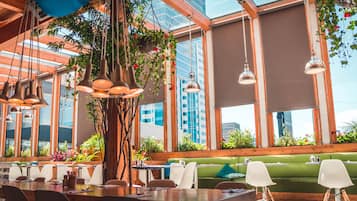 2 restaurantes, se sirven desayunos, comidas, cenas y cocina asiática