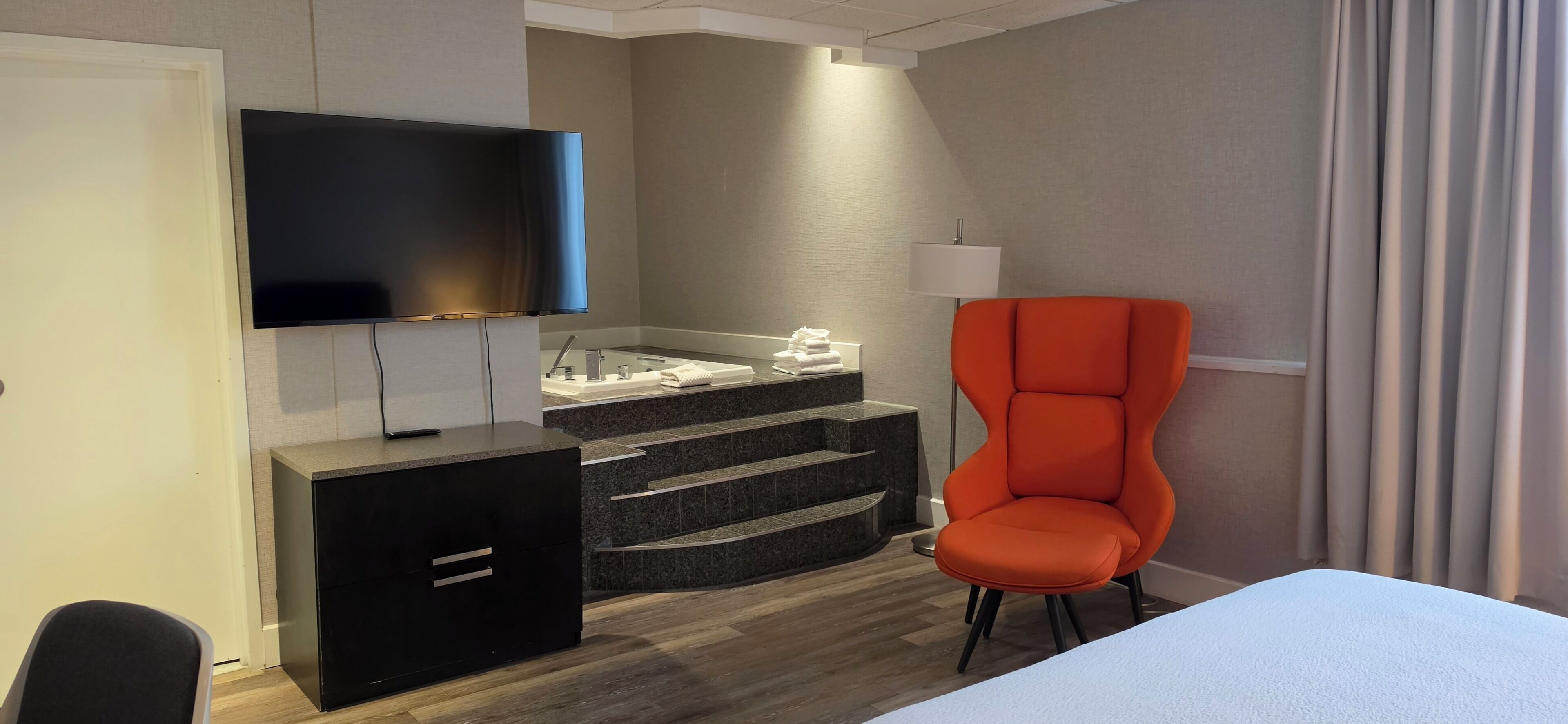 Junior Suite, 1 King Bed, Hot Tub | Desk, iron/ironing board, WiFi (free), bed sheets