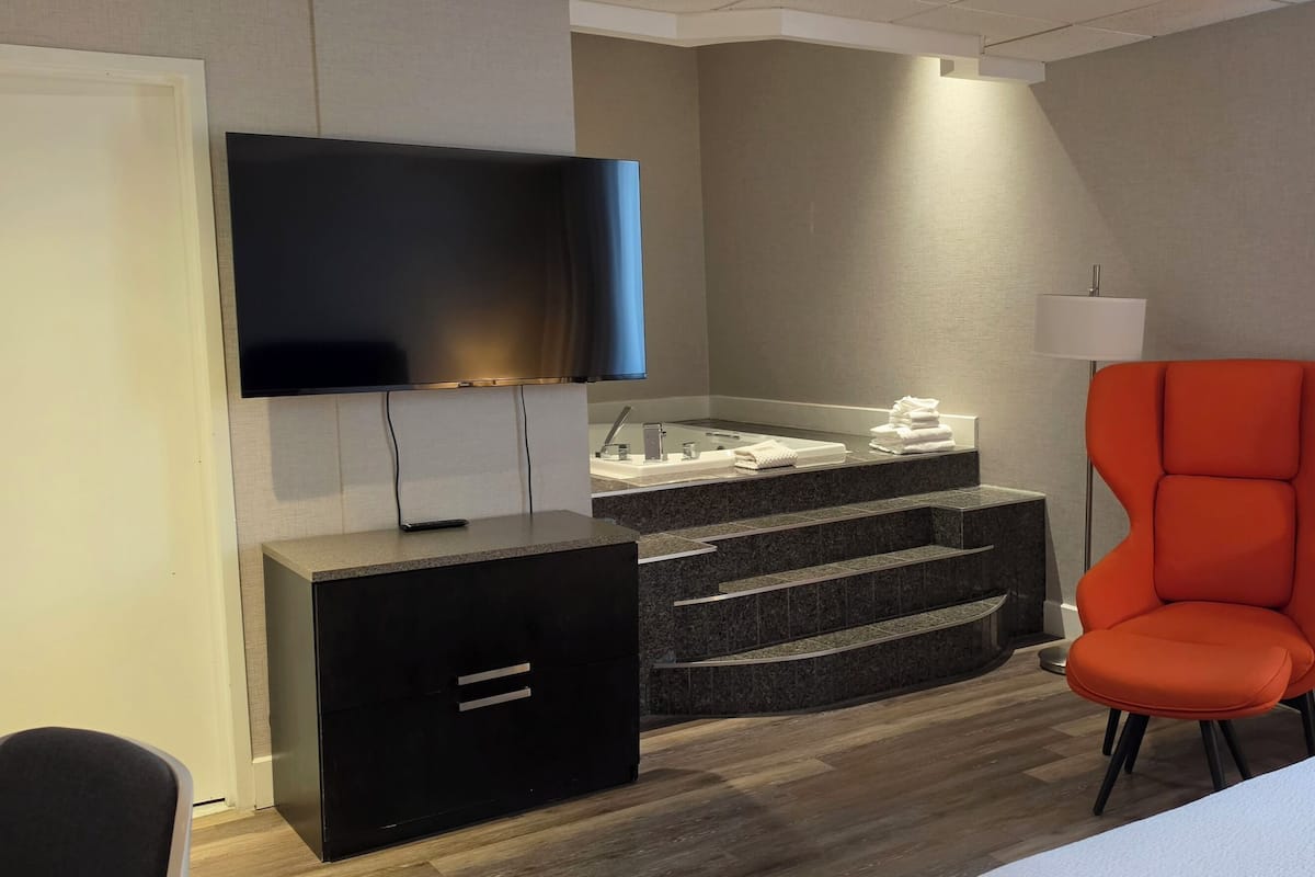 Junior Suite, 1 King Bed, Hot Tub | Desk, iron/ironing board, WiFi (free), bed sheets