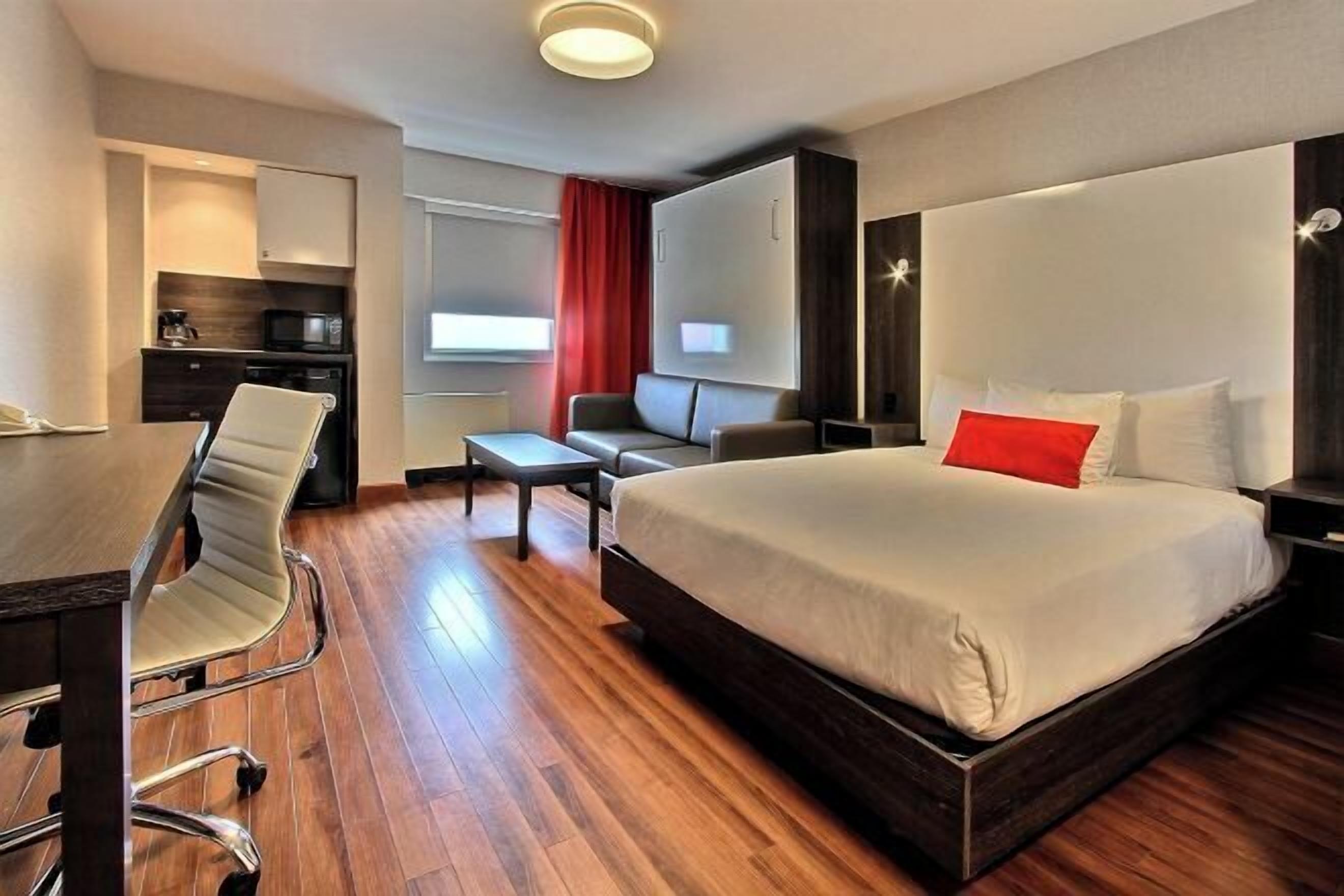 Meja kerja, setrika/meja setrika, dan tempat tidur bayi (biaya tambahan)