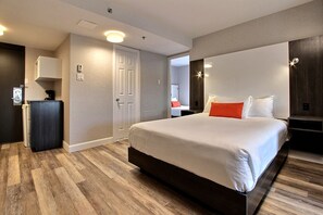 Suite, 1 kamar tidur (2 Queen Beds and 1 Murphy Bed) | Meja kerja, setrika/meja setrika, Wi-Fi gratis, dan seprai linen
