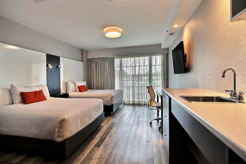 Työpöytä, silitysrauta/-lauta, vauvansängyt, lisävuoteet