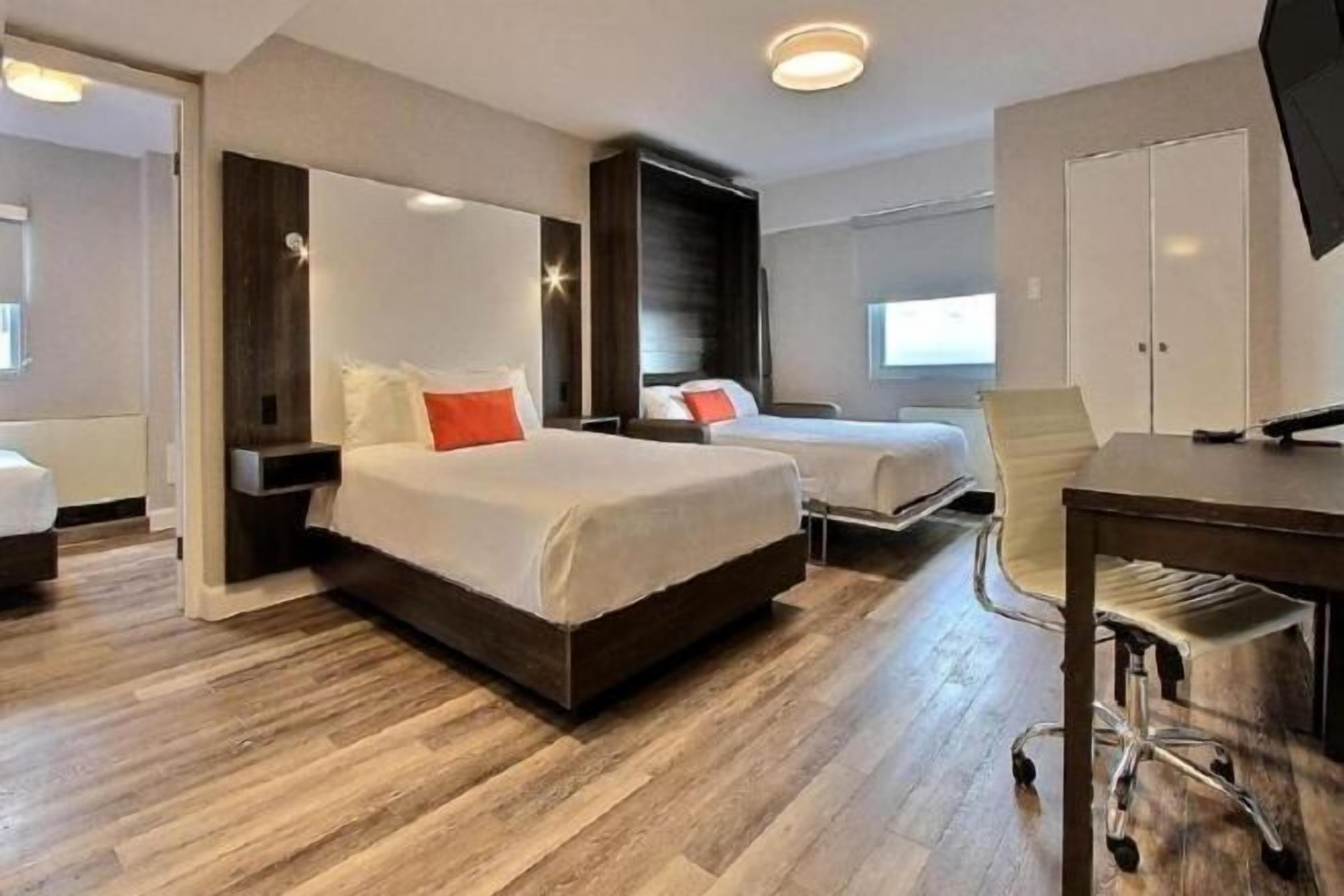 Schreibtisch, Bügeleisen/Bügelbrett, Babybetten, Zustellbetten