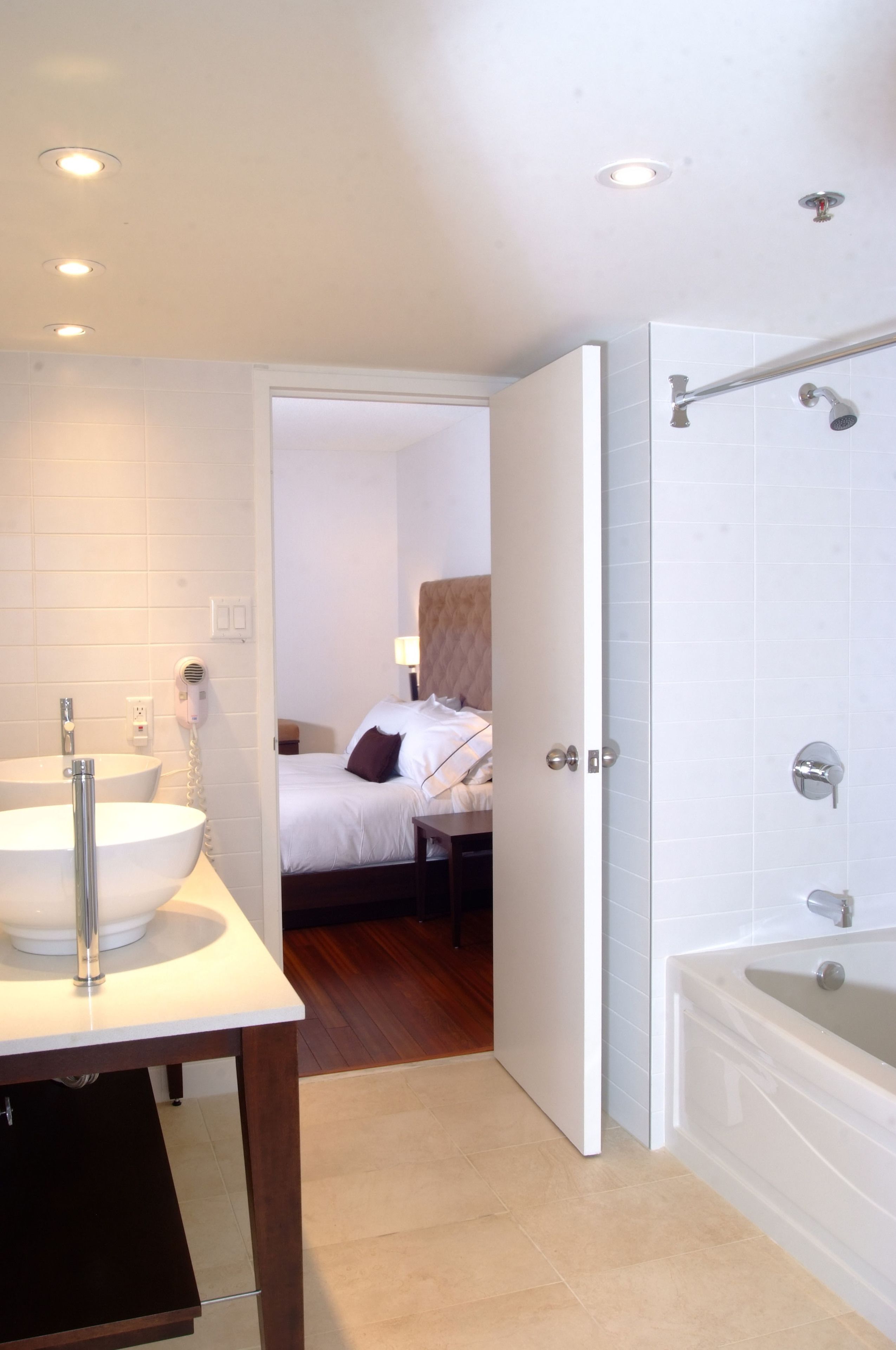 Un baño moderno con un lavamanos grande, una bañera y zona de ducha.