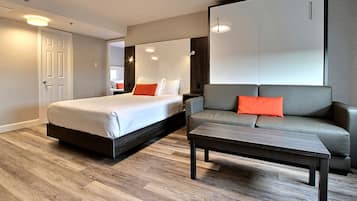 Bureau, fer et planche à repasser, lits bébé (en supplément)