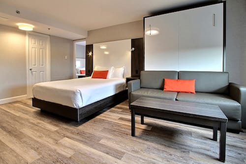 Suite, Multiple Beds | Desk, iron/ironing board, free WiFi, bed sheets