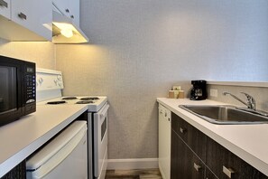 Suite, Kitchenette | Private kitchen | Fridge, microwave, coffee/tea maker