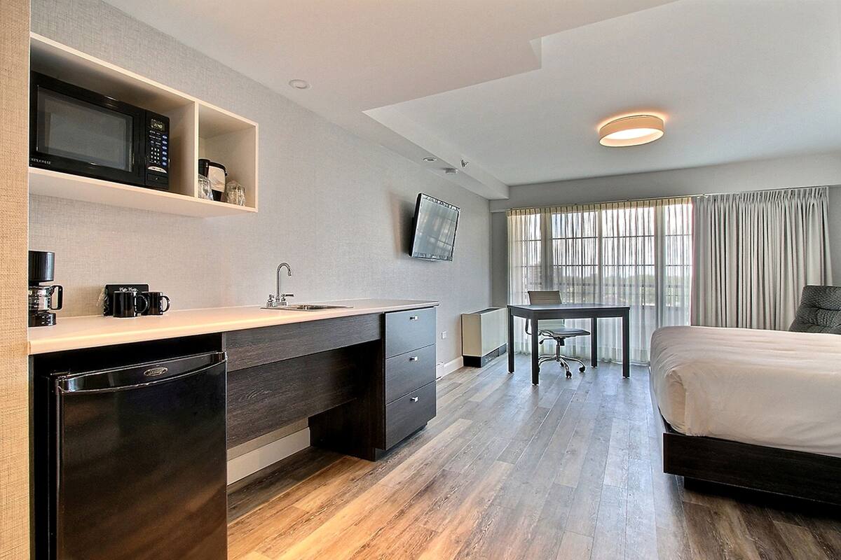 Superior Room, 1 King Bed, Balcony | Desk, iron/ironing board, WiFi (free), bed sheets