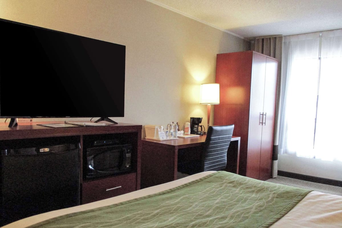 Comfort Care, Standard Room, 1 Queen Bed, Non Smoking | Premium bedding, individually furnished, desk, laptop workspace
