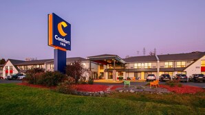 A Comfort Inn hotel with a prominent sign, a parking lot, and a well-maintained lawn. - Comfort Inn Dartmouth (Dartmouth)