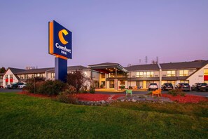 Un hôtel Comfort Inn, reconnaissable à son enseigne bien visible, doté d’un parking et d’une pelouse bien entretenue.