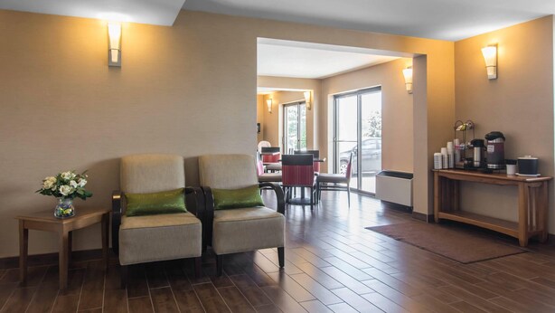 A hotel lobby with a seating area, a coffee station, and a view through a glass door. - Comfort Inn Dartmouth (Dartmouth)