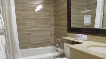 Un baño con bañera, inodoro y lavamanos.