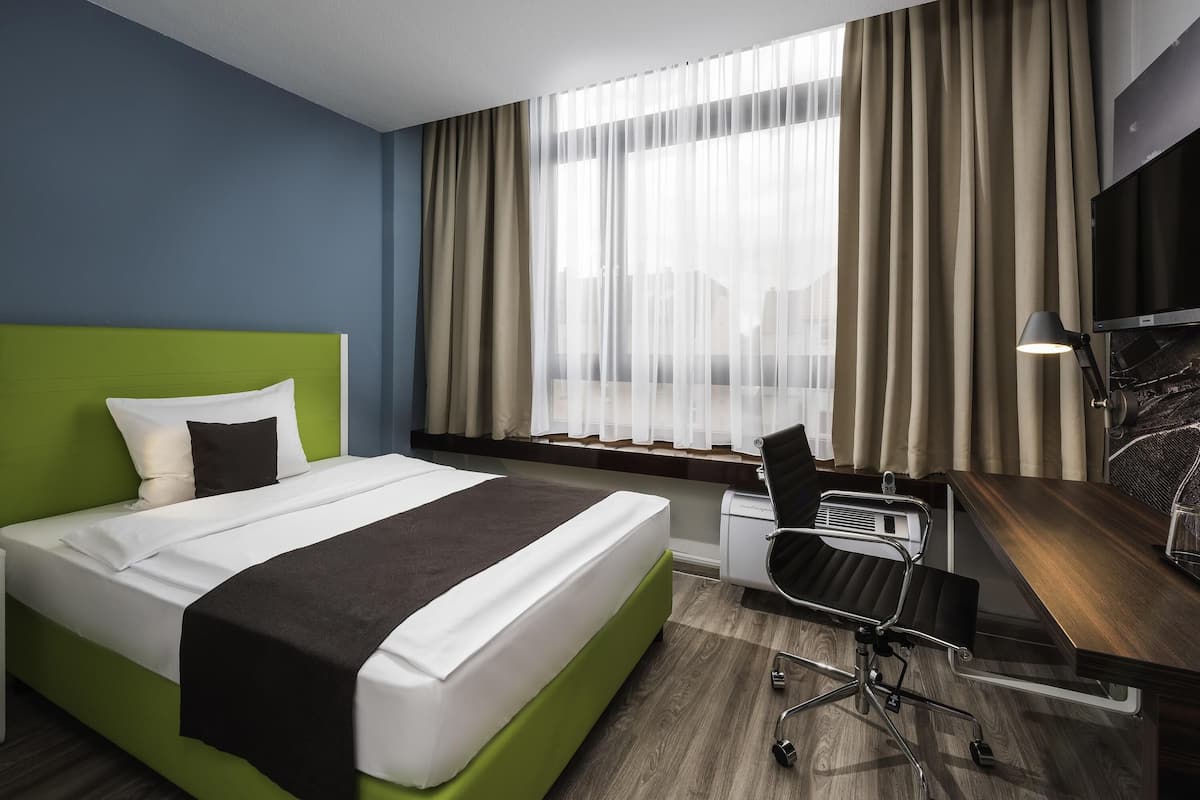 Roupas de cama premium, cofres nos quartos, escrivaninha