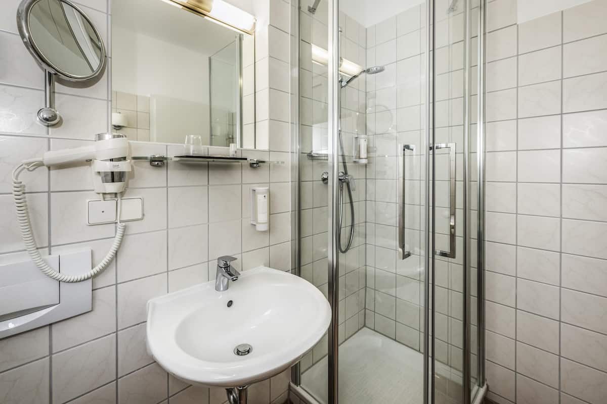 Ylelliset vuodevaatteet, tallelokero huoneessa, työpöytä, pimennysverhot