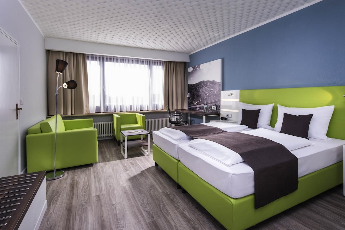 Kamar Standar, 2 Tempat Tidur Twin | Seprai premium, brankas, meja kerja, dan tirai kedap cahaya