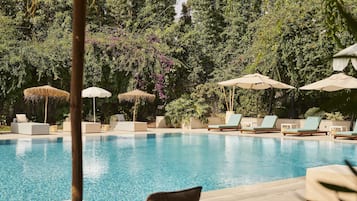 Piscine extérieure, parasols de plage, chaises longues