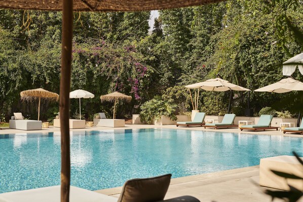 Piscine extérieure, parasols de plage, chaises longues