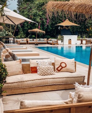 Outdoor pool, pool umbrellas, pool loungers - Hyatt Regency Casablanca (Casablanca)