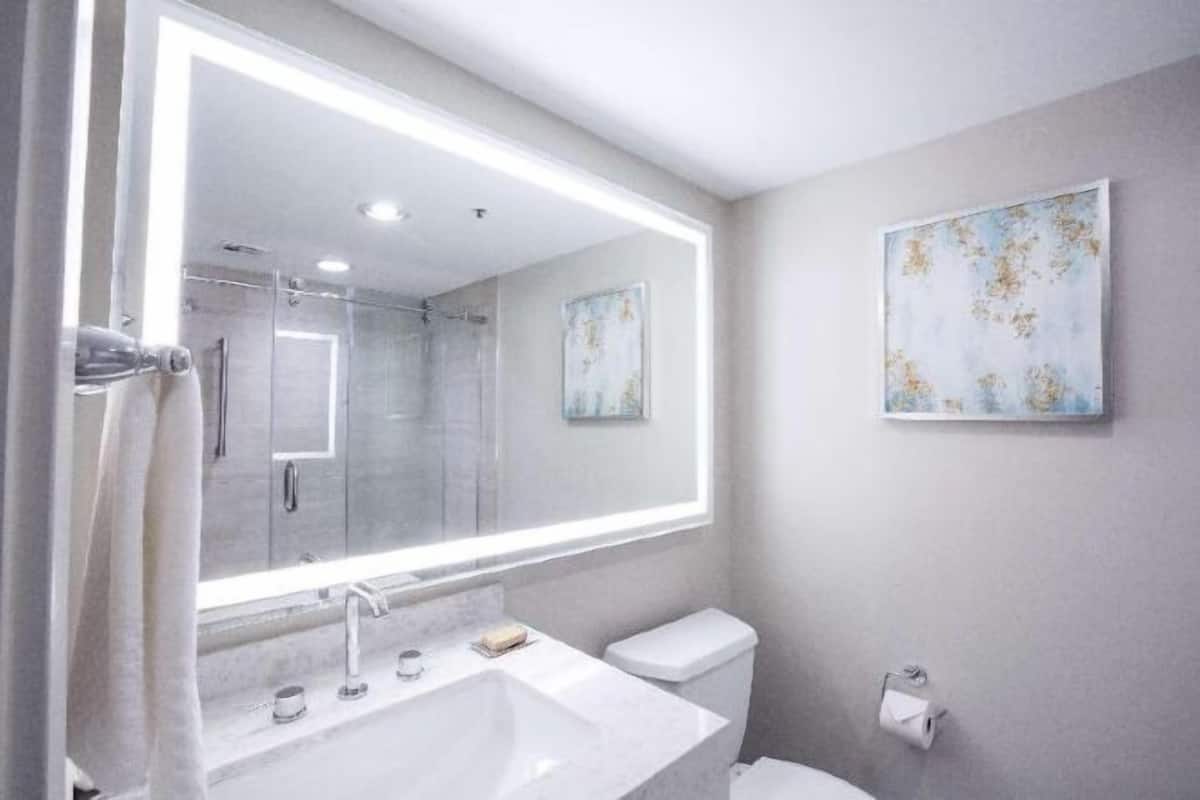 Badezimmer | Designer-Toilettenartikel, Haartrockner, Handtücher