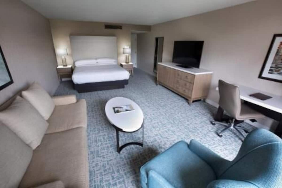 Premium bedding, down comforters, in-room safe, desk