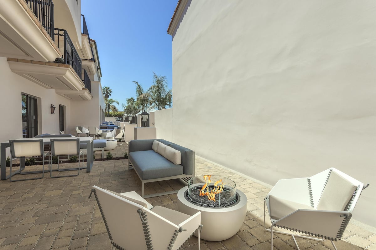 1KG BED JR STE HEARING ACCESSIBLE POOL VIEW | View from room