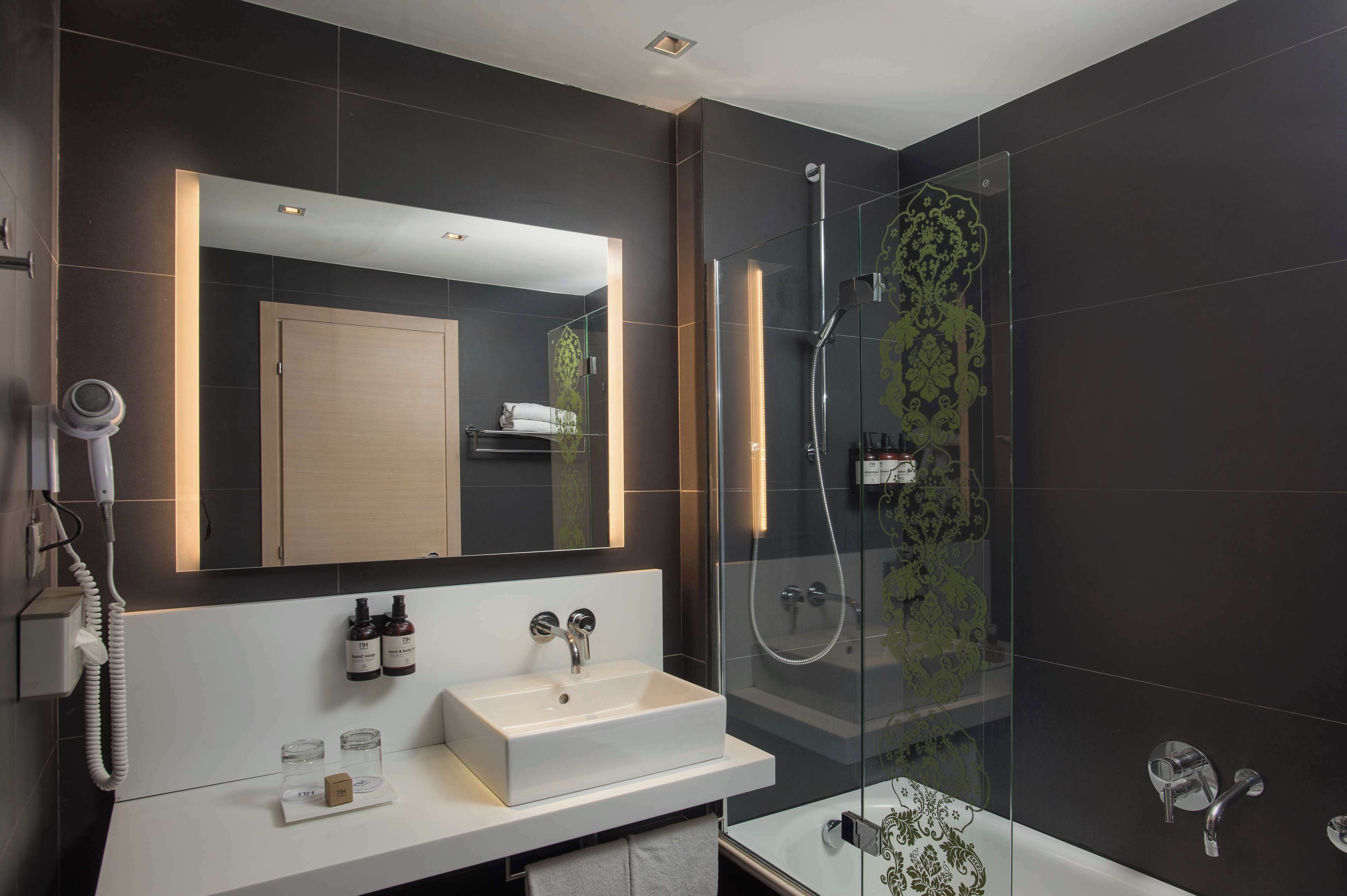 Habitación estándar (View) | Baño | Tina con regadera, tina profunda, regadera tipo lluvia 