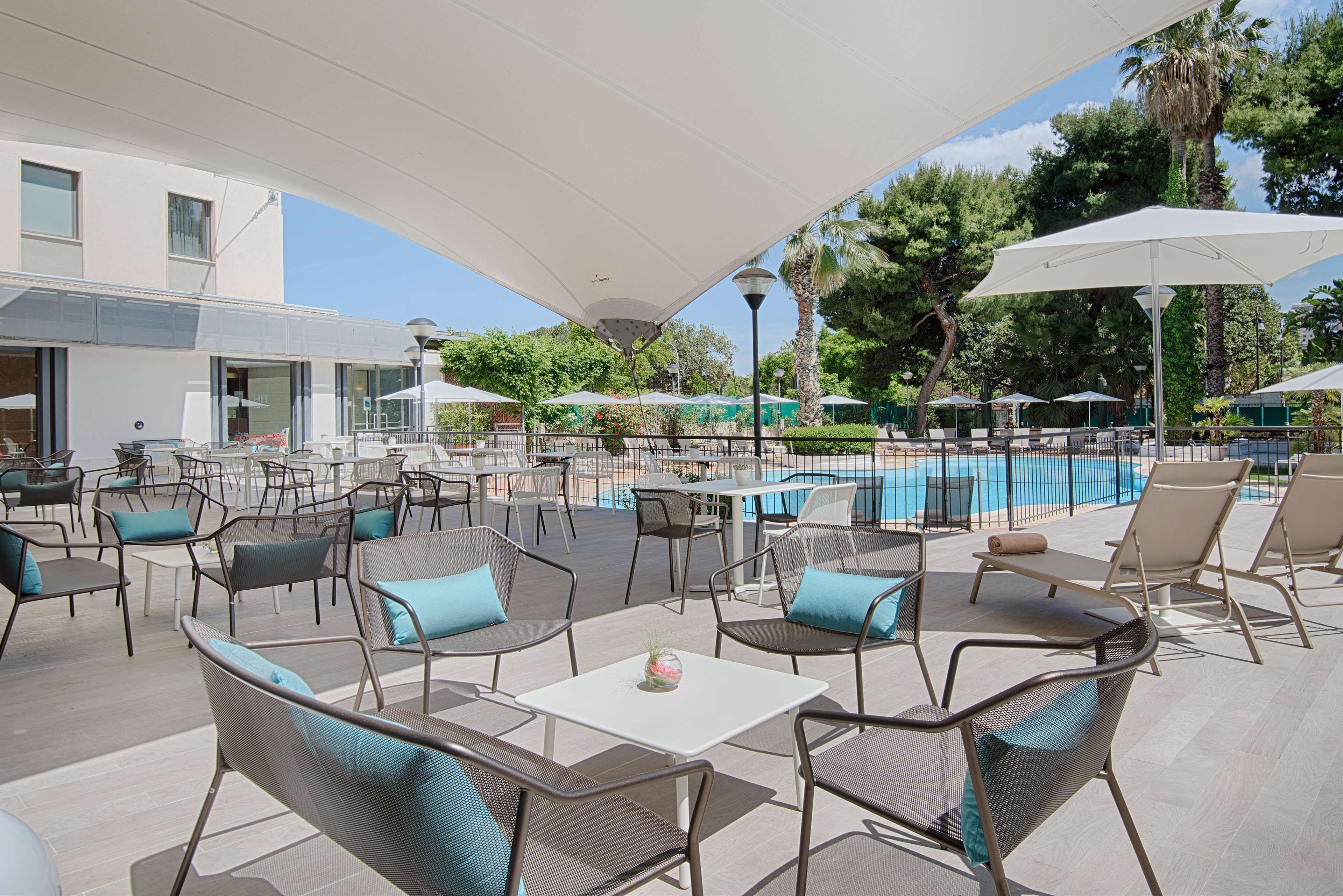 Piscine extérieure, chaises longues