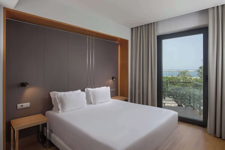 1 bedroom, minibar, in-room safe, desk. NH Palermo