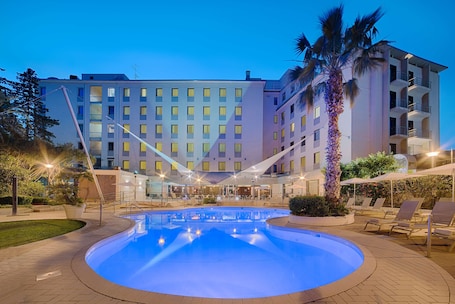 Outdoor pool, sun loungers