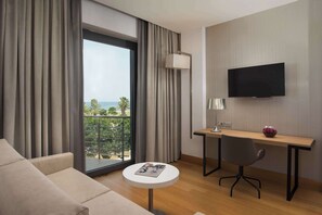1 quarto, frigobar, cofres nos quartos, escrivaninha