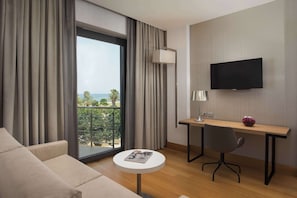 1 quarto, frigobar, cofres nos quartos, escrivaninha