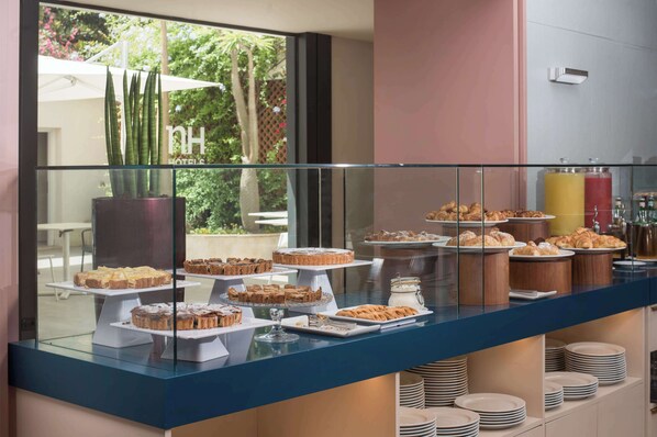 Cocina mediterránea con vista a la alberca 